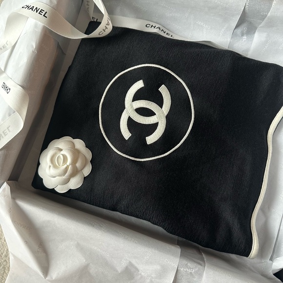 BNIB Chanel cashmere scarf stole - Picture 1 of 2